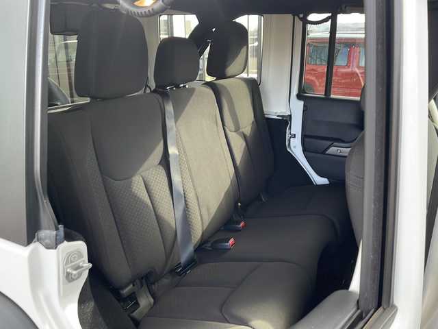 クライスラー・ジープ ジープ ラングラー アンリミテッド スポーツ 道東・釧路十勝 2015(平27)年 5.9万km ブライトホワイト ・4WD/・社外7インチナビ(BT/FM/AM/CD/DVD/HDMI/AUX)/・フルセグTV/・テレビキッド/・リモコンキー/・ETC/・前後ドラレコ/・純正フロアマット/・バックカメラ/・純正17インチアルミホイール/・LEDヘッドライト/・ヘッドライトレベライザー/・横滑り防止/・ヒルスタートアシスト/・ミラーヒーター/・スタッドレス積み込み265/70/R17　残5ミリ