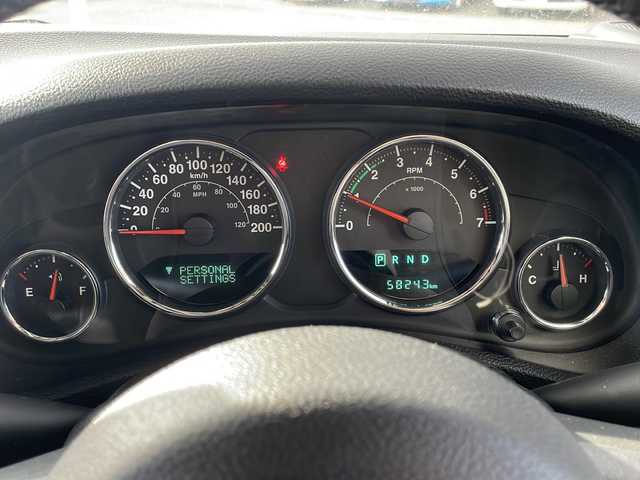 クライスラー・ジープ ジープ ラングラー アンリミテッド スポーツ 道東・釧路十勝 2015(平27)年 5.9万km ブライトホワイト ・4WD/・社外7インチナビ(BT/FM/AM/CD/DVD/HDMI/AUX)/・フルセグTV/・テレビキッド/・リモコンキー/・ETC/・前後ドラレコ/・純正フロアマット/・バックカメラ/・純正17インチアルミホイール/・LEDヘッドライト/・ヘッドライトレベライザー/・横滑り防止/・ヒルスタートアシスト/・ミラーヒーター/・スタッドレス積み込み265/70/R17　残5ミリ