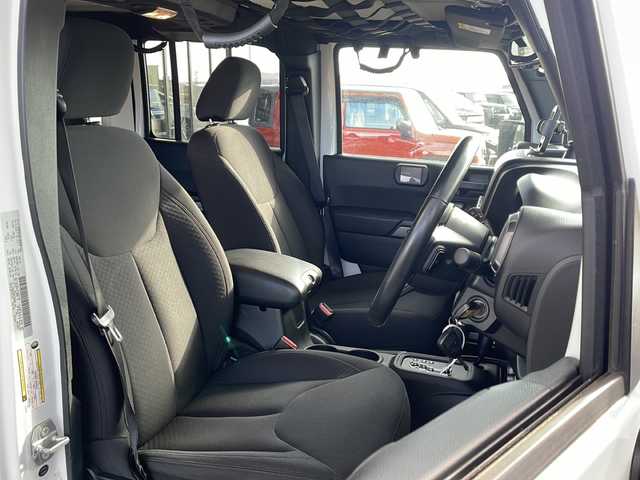 クライスラー・ジープ ジープ ラングラー アンリミテッド スポーツ 道東・釧路十勝 2015(平27)年 5.9万km ブライトホワイト ・4WD/・社外7インチナビ(BT/FM/AM/CD/DVD/HDMI/AUX)/・フルセグTV/・テレビキッド/・リモコンキー/・ETC/・前後ドラレコ/・純正フロアマット/・バックカメラ/・純正17インチアルミホイール/・LEDヘッドライト/・ヘッドライトレベライザー/・横滑り防止/・ヒルスタートアシスト/・ミラーヒーター/・スタッドレス積み込み265/70/R17　残5ミリ