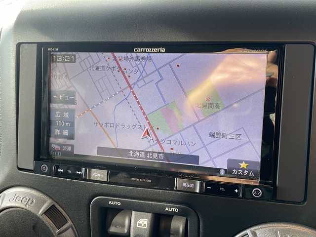 クライスラー・ジープ ジープ ラングラー アンリミテッド スポーツ 道東・釧路十勝 2015(平27)年 5.9万km ブライトホワイト ・4WD/・社外7インチナビ(BT/FM/AM/CD/DVD/HDMI/AUX)/・フルセグTV/・テレビキッド/・リモコンキー/・ETC/・前後ドラレコ/・純正フロアマット/・バックカメラ/・純正17インチアルミホイール/・LEDヘッドライト/・ヘッドライトレベライザー/・横滑り防止/・ヒルスタートアシスト/・ミラーヒーター/・スタッドレス積み込み265/70/R17　残5ミリ