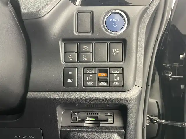 トヨタ ヴォクシー ハイブリッド ZS 煌Ⅲ 愛知県 2020(令2)年 8.2万km ブラック 純正10インチナビ/トヨタセーフティセンス/両側パワースライドドア/黒ハーフレザーシート/フルセグTV/バックカメラ/シートヒーター/前後ドライブレコーダー/ETC/クルーズコントロール/LEDオートライト/フォグランプ/コーナーセンサー/DVD/純正フロアマット/純正アルミホイール/禁煙車