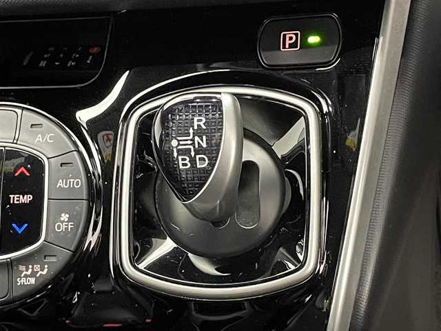 トヨタ ヴォクシー ハイブリッド ZS 煌Ⅲ 愛知県 2020(令2)年 8.2万km ブラック 純正10インチナビ/トヨタセーフティセンス/両側パワースライドドア/黒ハーフレザーシート/フルセグTV/バックカメラ/シートヒーター/前後ドライブレコーダー/ETC/クルーズコントロール/LEDオートライト/フォグランプ/コーナーセンサー/DVD/純正フロアマット/純正アルミホイール/禁煙車