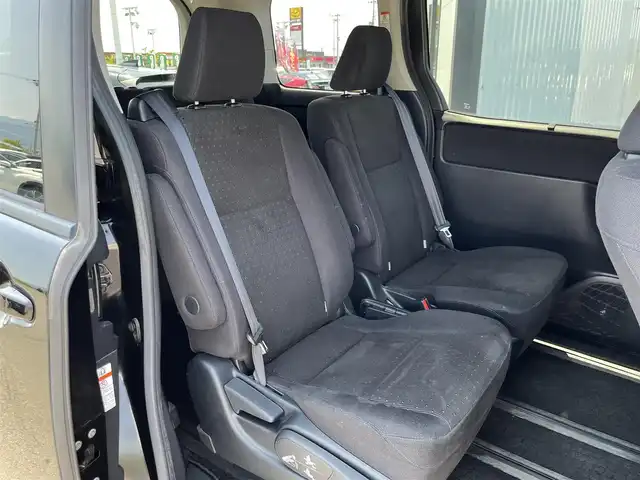 トヨタ ヴォクシー V 奈良県 2014(平26)年 7.4万km ブラック アルパインナビ/(AM/FM/CD/DVD/BT/USB/HDMI/SD/フルセグTV)/バックカメラ/アルパインフリップダウンモニター/片側パワースライドドア/オートライト/オートマチックハイビーム/ステアリングスイッチ/アイドリングストップ/純正フロアマット/電格ウインカーミラー