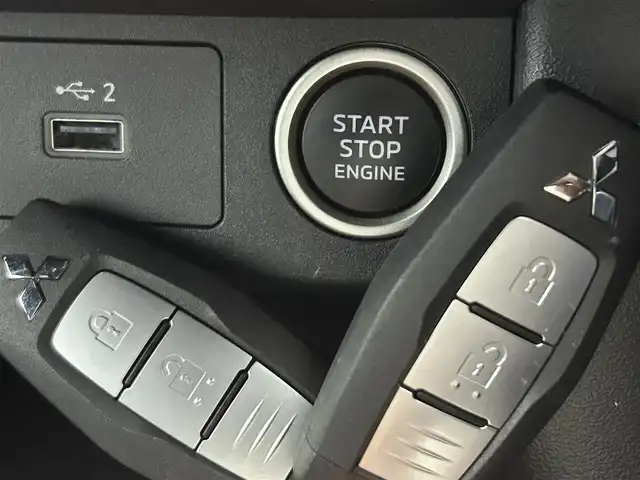 三菱 トライトン GSR 茨城県 2024(令6)年 0.7万km グレー 純正ディスプレイオーディオ/・ナビキット（機能）有り/フルセグ再生可/ステアリングヒーター/アラウンドビューモニター/レザーシート/シートヒーター/純正アルミホイール/純正フロアマット/コーナーセンサー前後/スペアキー