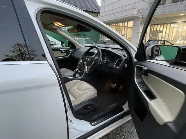 ボルボ ＸＣ６０ D4 SE 東京都 2016(平28)年 7.1万km アイスホワイト レザーパッケージ/・革シート/・シートヒーター（運転席/助手席）/純正HDDナビ/・フルセグTV/Bluetooth/USB/ETC/パワーバックドア/純正１８インチアルミホイール/新車時保証書/取扱説明書