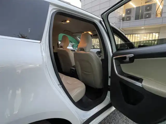 ボルボ ＸＣ６０ D4 SE 東京都 2016(平28)年 7.1万km アイスホワイト レザーパッケージ/・革シート/・シートヒーター（運転席/助手席）/純正HDDナビ/・フルセグTV/Bluetooth/USB/ETC/パワーバックドア/純正１８インチアルミホイール/新車時保証書/取扱説明書