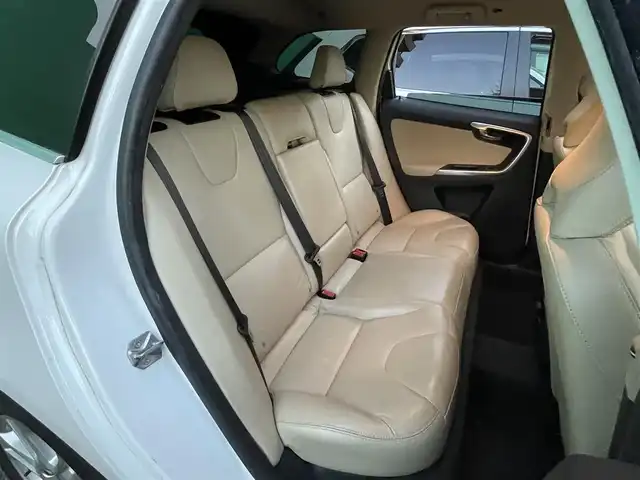 ボルボ ＸＣ６０ D4 SE 東京都 2016(平28)年 7.1万km アイスホワイト レザーパッケージ/・革シート/・シートヒーター（運転席/助手席）/純正HDDナビ/・フルセグTV/Bluetooth/USB/ETC/パワーバックドア/純正１８インチアルミホイール/新車時保証書/取扱説明書