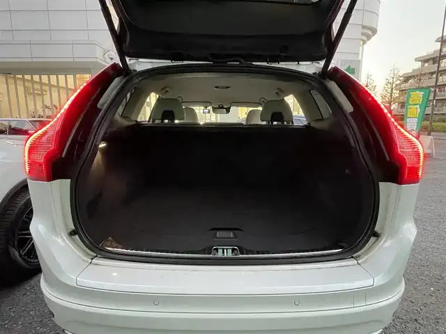 ボルボ ＸＣ６０ D4 SE 東京都 2016(平28)年 7.1万km アイスホワイト レザーパッケージ/・革シート/・シートヒーター（運転席/助手席）/純正HDDナビ/・フルセグTV/Bluetooth/USB/ETC/パワーバックドア/純正１８インチアルミホイール/新車時保証書/取扱説明書