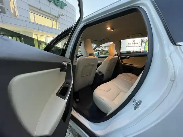 ボルボ ＸＣ６０ D4 SE 東京都 2016(平28)年 7.1万km アイスホワイト レザーパッケージ/・革シート/・シートヒーター（運転席/助手席）/純正HDDナビ/・フルセグTV/Bluetooth/USB/ETC/パワーバックドア/純正１８インチアルミホイール/新車時保証書/取扱説明書