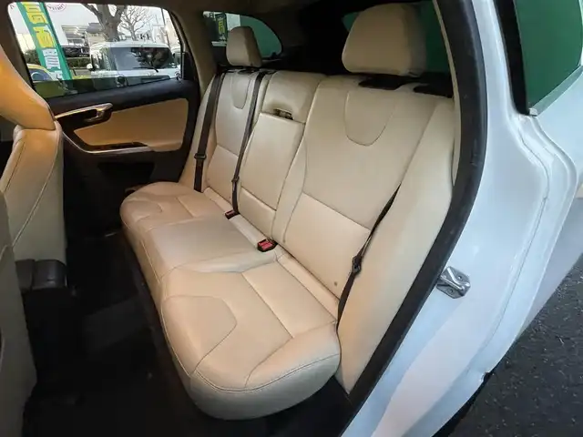 ボルボ ＸＣ６０ D4 SE 東京都 2016(平28)年 7.1万km アイスホワイト レザーパッケージ/・革シート/・シートヒーター（運転席/助手席）/純正HDDナビ/・フルセグTV/Bluetooth/USB/ETC/パワーバックドア/純正１８インチアルミホイール/新車時保証書/取扱説明書