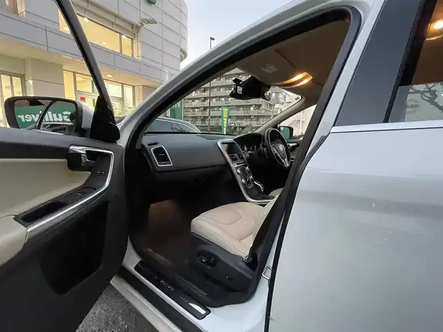 ボルボ ＸＣ６０ D4 SE 東京都 2016(平28)年 7.1万km アイスホワイト レザーパッケージ/・革シート/・シートヒーター（運転席/助手席）/純正HDDナビ/・フルセグTV/Bluetooth/USB/ETC/パワーバックドア/純正１８インチアルミホイール/新車時保証書/取扱説明書