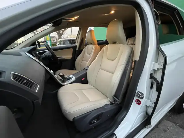 ボルボ ＸＣ６０ D4 SE 東京都 2016(平28)年 7.1万km アイスホワイト レザーパッケージ/・革シート/・シートヒーター（運転席/助手席）/純正HDDナビ/・フルセグTV/Bluetooth/USB/ETC/パワーバックドア/純正１８インチアルミホイール/新車時保証書/取扱説明書