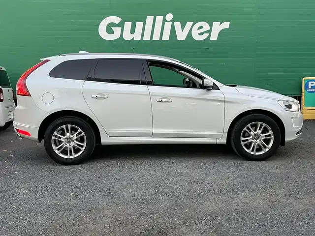 ボルボ ＸＣ６０ D4 SE 東京都 2016(平28)年 7.1万km アイスホワイト レザーパッケージ/・革シート/・シートヒーター（運転席/助手席）/純正HDDナビ/・フルセグTV/Bluetooth/USB/ETC/パワーバックドア/純正１８インチアルミホイール/新車時保証書/取扱説明書