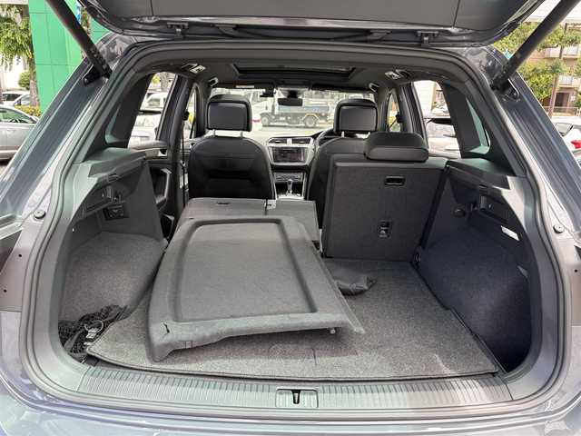 フォルクスワーゲン ティグアン TSI Rライン 東京都 2023(令5)年 0.7万km グレー ワンオーナー　/新車時保証書 取扱説明書　ナビ説明書/プリクラッシュブレーキシステム【歩行者検知】/リヤトラフィックアラート【後退時衝突軽減ブレーキ】/レーンチェンジアシスト/アダプティブクルーズコントロール/レーンキープアシスト/パーキングアシスト/アイドリングストップ/9.2インチ純正ナビ Discover Pro/フルセグTV/Apple CarPlay/Android Auto/Mirror Link/Harman/Kardon/アランドビューモニター　ETC【2.0】/デジタルコックピット/前後ドラレコ/電動サンシェード付ガラスルーフ/レザーシート/全席シートヒーター/D/N席メモリー付パワーシート/パドルシフト付きヒーター機能搭載革巻きハンドル/フロント・サイド・カーテン・ニーエアバッグ/LEDオートライト/オートハイビーム/スマートキー×2/純正20インチアルミ
