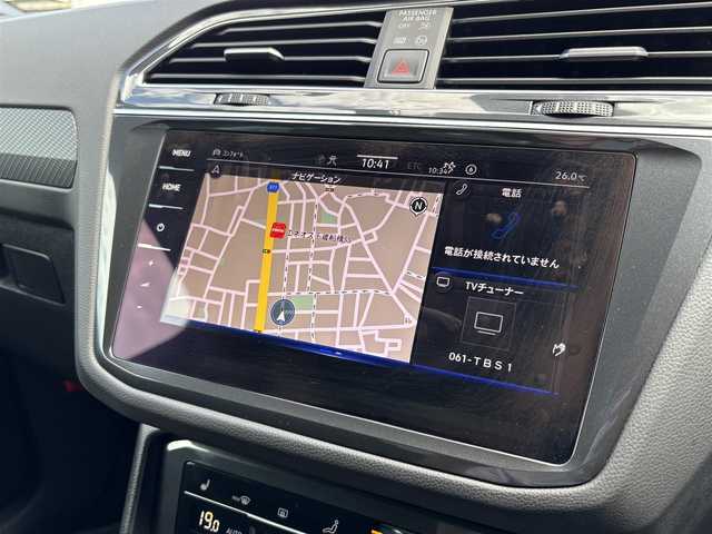 フォルクスワーゲン ティグアン TSI Rライン 東京都 2023(令5)年 0.7万km グレー ワンオーナー　/新車時保証書 取扱説明書　ナビ説明書/プリクラッシュブレーキシステム【歩行者検知】/リヤトラフィックアラート【後退時衝突軽減ブレーキ】/レーンチェンジアシスト/アダプティブクルーズコントロール/レーンキープアシスト/パーキングアシスト/アイドリングストップ/9.2インチ純正ナビ Discover Pro/フルセグTV/Apple CarPlay/Android Auto/Mirror Link/Harman/Kardon/アランドビューモニター　ETC【2.0】/デジタルコックピット/前後ドラレコ/電動サンシェード付ガラスルーフ/レザーシート/全席シートヒーター/D/N席メモリー付パワーシート/パドルシフト付きヒーター機能搭載革巻きハンドル/フロント・サイド・カーテン・ニーエアバッグ/LEDオートライト/オートハイビーム/スマートキー×2/純正20インチアルミ