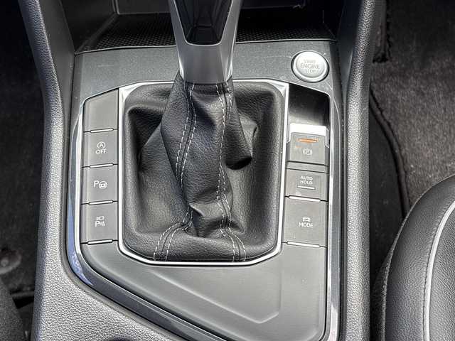 フォルクスワーゲン ティグアン TSI Rライン 東京都 2023(令5)年 0.7万km グレー ワンオーナー　/新車時保証書 取扱説明書　ナビ説明書/プリクラッシュブレーキシステム【歩行者検知】/リヤトラフィックアラート【後退時衝突軽減ブレーキ】/レーンチェンジアシスト/アダプティブクルーズコントロール/レーンキープアシスト/パーキングアシスト/アイドリングストップ/9.2インチ純正ナビ Discover Pro/フルセグTV/Apple CarPlay/Android Auto/Mirror Link/Harman/Kardon/アランドビューモニター　ETC【2.0】/デジタルコックピット/前後ドラレコ/電動サンシェード付ガラスルーフ/レザーシート/全席シートヒーター/D/N席メモリー付パワーシート/パドルシフト付きヒーター機能搭載革巻きハンドル/フロント・サイド・カーテン・ニーエアバッグ/LEDオートライト/オートハイビーム/スマートキー×2/純正20インチアルミ