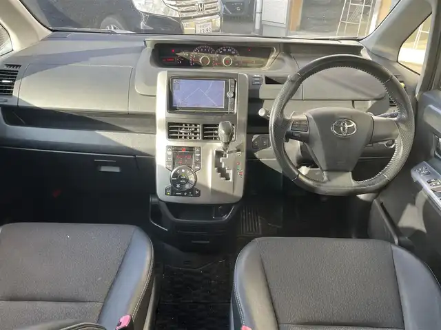 トヨタ ヴォクシー ZS 煌Ⅲ 宮城県 2012(平24)年 11.1万km アイスチタニウムマイカメタリック 登録時走行距離110779km/・純正ＳＤナビ/・フルセグテレビ/・バックカメラ/・両側パワースライドドア/・スマートキー/・プッシュスタート/・Ｂｌｕｅｔｏｏｔｈ/・純正アルミホイール/・パドルシフト/・純正ドアバイザー/・純正フロアマット/・ＥＴＣ