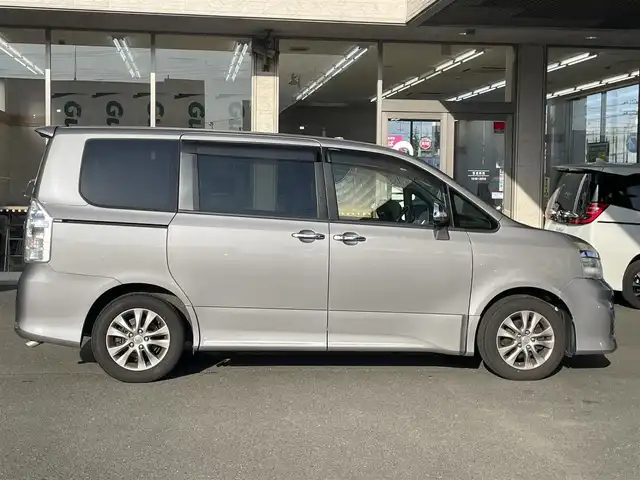 トヨタ ヴォクシー ZS 煌Ⅲ 宮城県 2012(平24)年 11.1万km アイスチタニウムマイカメタリック 登録時走行距離110779km/・純正ＳＤナビ/・フルセグテレビ/・バックカメラ/・両側パワースライドドア/・スマートキー/・プッシュスタート/・Ｂｌｕｅｔｏｏｔｈ/・純正アルミホイール/・パドルシフト/・純正ドアバイザー/・純正フロアマット/・ＥＴＣ