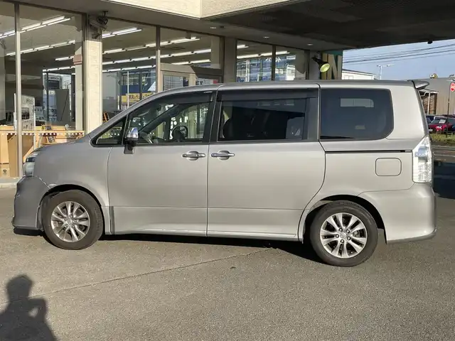トヨタ ヴォクシー ZS 煌Ⅲ 宮城県 2012(平24)年 11.1万km アイスチタニウムマイカメタリック 登録時走行距離110779km/・純正ＳＤナビ/・フルセグテレビ/・バックカメラ/・両側パワースライドドア/・スマートキー/・プッシュスタート/・Ｂｌｕｅｔｏｏｔｈ/・純正アルミホイール/・パドルシフト/・純正ドアバイザー/・純正フロアマット/・ＥＴＣ