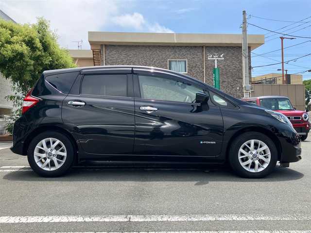 日産 ノート e－パワー X 静岡県 2018(平30)年 3.9万km スーパーブラック ////エンジンスタートボタン/パワーステアリング/パワーウィンドウ/取扱説明書/アイドリングストップ/スマートキー/スペアキー１本/オートエアコン/ETC/全方位カメラ/メモリナビ（CD/DVD/BT/フルセグ）/ドライブレコーダー/純正フロアマット/純正アルミホイール/ABS/横滑り防止装置/コーナーセンサー前後/レーンキープアシスト/オートライト/Wエアバック/衝突軽減システム