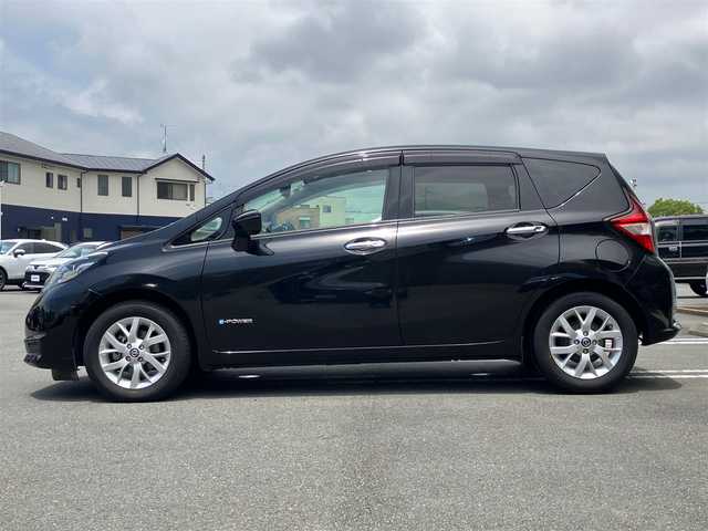 日産 ノート e－パワー X 静岡県 2018(平30)年 3.9万km スーパーブラック ////エンジンスタートボタン/パワーステアリング/パワーウィンドウ/取扱説明書/アイドリングストップ/スマートキー/スペアキー１本/オートエアコン/ETC/全方位カメラ/メモリナビ（CD/DVD/BT/フルセグ）/ドライブレコーダー/純正フロアマット/純正アルミホイール/ABS/横滑り防止装置/コーナーセンサー前後/レーンキープアシスト/オートライト/Wエアバック/衝突軽減システム
