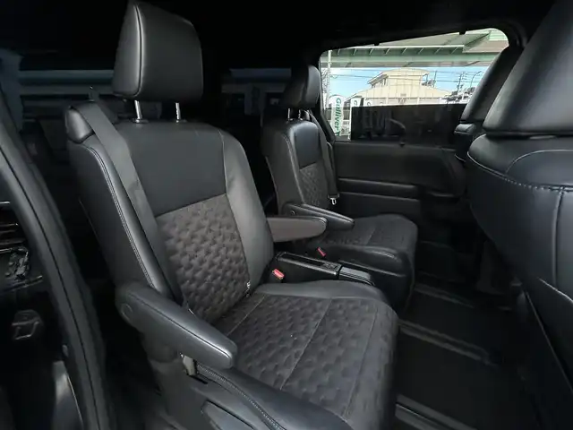 トヨタ ヴォクシー ハイブリッド S－Z 愛知県 2023(令5)年 2.8万km アティチュードブラックマイカ 快適利便パッケージ/ユニバーサルステップ/アドバンスドパーク/純正ナビ/（フルセグTV/BT/HDMI/DVDデッキ）/パノラミックビューモニター/フリップダウンモニター/ビルトイン2.0ETC/両側パワースライドドア /パワーバックドア/純正17インチAW/トヨタセーフティセンス/レーダークルーズコントロール/パーキングアシスト/ハーフレザーシート/前席シートヒーター /AC100V電源/取説、保証書/スペアキー