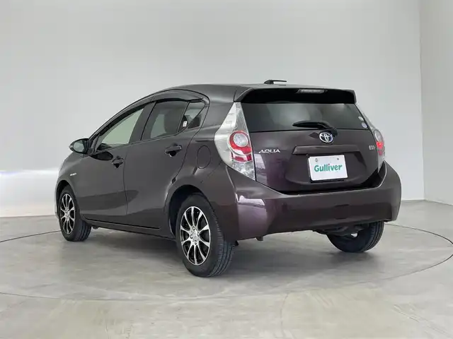トヨタ アクア G 埼玉県 2014(平26)年 6.2万km ディープアメジストマイカメタリック 純正ナビ　バックカメラ　衝突軽減ブレーキ　ＥＴＣ　シートヒーター　社外アルミホイール　純正フロアマット　スマートキー　ステアリングスイッチ　プッシュスタート　スマートキー　オートライト　地デジフルセグ