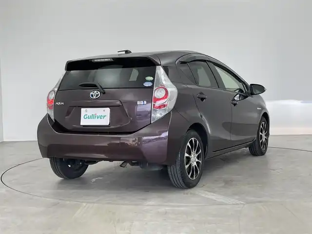 トヨタ アクア G 埼玉県 2014(平26)年 6.2万km ディープアメジストマイカメタリック 純正ナビ　バックカメラ　衝突軽減ブレーキ　ＥＴＣ　シートヒーター　社外アルミホイール　純正フロアマット　スマートキー　ステアリングスイッチ　プッシュスタート　スマートキー　オートライト　地デジフルセグ