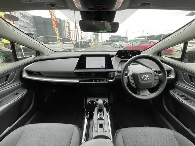 トヨタ プリウス U 千葉県 2023(令5)年 3.6万km グレー トヨタセーフティーセンス/・プリクラッシュセーフティー/・レーンディパーチャーアラート/・プロアクティブドライビングアシスト/・ロードサインアシスト/・パーキングサポートブレーキ/・オートマチックハイビーム/・アダプティブクルーズコントロール/純正ディスプレイオーディオ/・Bluetooth/フルセグTV/バックカメラ/スマートキー/AC100V1500W電源/純正LEDヘッドライト/前後コーナーセンサー/純正17インチアルミホイール(ホイールキャップ付)/ビルトインETC2.0/本革巻きステアリング/ヘッドライトレベライザー/サイド＆カーテンエアバッグ