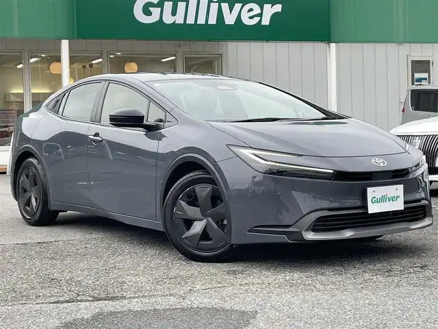 トヨタ プリウス U 千葉県 2023(令5)年 3.6万km グレー トヨタセーフティーセンス/・プリクラッシュセーフティー/・レーンディパーチャーアラート/・プロアクティブドライビングアシスト/・ロードサインアシスト/・パーキングサポートブレーキ/・オートマチックハイビーム/・アダプティブクルーズコントロール/純正ディスプレイオーディオ/・Bluetooth/フルセグTV/バックカメラ/スマートキー/AC100V1500W電源/純正LEDヘッドライト/前後コーナーセンサー/純正17インチアルミホイール(ホイールキャップ付)/ビルトインETC2.0/本革巻きステアリング/ヘッドライトレベライザー/サイド＆カーテンエアバッグ