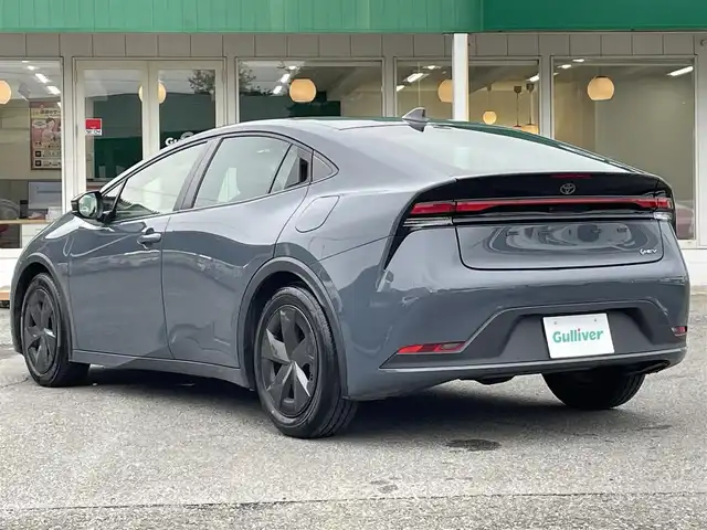 トヨタ プリウス U 千葉県 2023(令5)年 3.6万km グレー トヨタセーフティーセンス/・プリクラッシュセーフティー/・レーンディパーチャーアラート/・プロアクティブドライビングアシスト/・ロードサインアシスト/・パーキングサポートブレーキ/・オートマチックハイビーム/・アダプティブクルーズコントロール/純正ディスプレイオーディオ/・Bluetooth/フルセグTV/バックカメラ/スマートキー/AC100V1500W電源/純正LEDヘッドライト/前後コーナーセンサー/純正17インチアルミホイール(ホイールキャップ付)/ビルトインETC2.0/本革巻きステアリング/ヘッドライトレベライザー/サイド＆カーテンエアバッグ