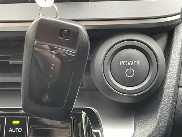 トヨタ プリウス U 千葉県 2023(令5)年 3.6万km グレー トヨタセーフティーセンス/・プリクラッシュセーフティー/・レーンディパーチャーアラート/・プロアクティブドライビングアシスト/・ロードサインアシスト/・パーキングサポートブレーキ/・オートマチックハイビーム/・アダプティブクルーズコントロール/純正ディスプレイオーディオ/・Bluetooth/フルセグTV/バックカメラ/スマートキー/AC100V1500W電源/純正LEDヘッドライト/前後コーナーセンサー/純正17インチアルミホイール(ホイールキャップ付)/ビルトインETC2.0/本革巻きステアリング/ヘッドライトレベライザー/サイド＆カーテンエアバッグ