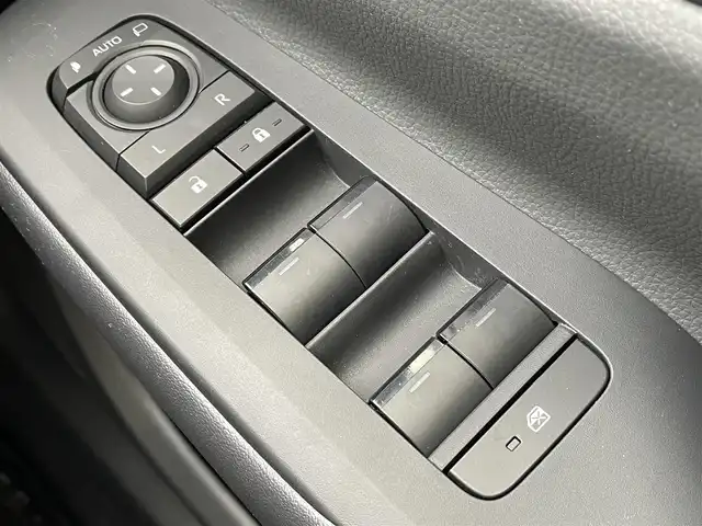 トヨタ プリウス U 千葉県 2023(令5)年 3.6万km グレー トヨタセーフティーセンス/・プリクラッシュセーフティー/・レーンディパーチャーアラート/・プロアクティブドライビングアシスト/・ロードサインアシスト/・パーキングサポートブレーキ/・オートマチックハイビーム/・アダプティブクルーズコントロール/純正ディスプレイオーディオ/・Bluetooth/フルセグTV/バックカメラ/スマートキー/AC100V1500W電源/純正LEDヘッドライト/前後コーナーセンサー/純正17インチアルミホイール(ホイールキャップ付)/ビルトインETC2.0/本革巻きステアリング/ヘッドライトレベライザー/サイド＆カーテンエアバッグ