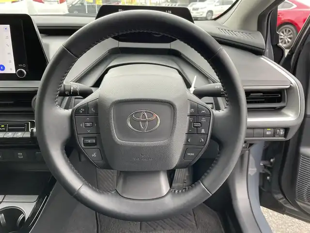 トヨタ プリウス U 千葉県 2023(令5)年 3.6万km グレー トヨタセーフティーセンス/・プリクラッシュセーフティー/・レーンディパーチャーアラート/・プロアクティブドライビングアシスト/・ロードサインアシスト/・パーキングサポートブレーキ/・オートマチックハイビーム/・アダプティブクルーズコントロール/純正ディスプレイオーディオ/・Bluetooth/フルセグTV/バックカメラ/スマートキー/AC100V1500W電源/純正LEDヘッドライト/前後コーナーセンサー/純正17インチアルミホイール(ホイールキャップ付)/ビルトインETC2.0/本革巻きステアリング/ヘッドライトレベライザー/サイド＆カーテンエアバッグ
