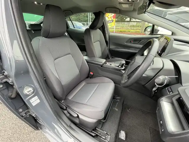 トヨタ プリウス U 千葉県 2023(令5)年 3.6万km グレー トヨタセーフティーセンス/・プリクラッシュセーフティー/・レーンディパーチャーアラート/・プロアクティブドライビングアシスト/・ロードサインアシスト/・パーキングサポートブレーキ/・オートマチックハイビーム/・アダプティブクルーズコントロール/純正ディスプレイオーディオ/・Bluetooth/フルセグTV/バックカメラ/スマートキー/AC100V1500W電源/純正LEDヘッドライト/前後コーナーセンサー/純正17インチアルミホイール(ホイールキャップ付)/ビルトインETC2.0/本革巻きステアリング/ヘッドライトレベライザー/サイド＆カーテンエアバッグ