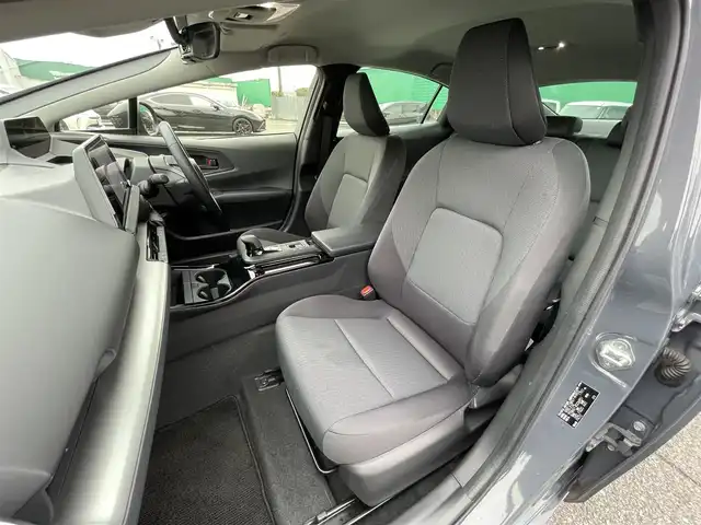 トヨタ プリウス U 千葉県 2023(令5)年 3.6万km グレー トヨタセーフティーセンス/・プリクラッシュセーフティー/・レーンディパーチャーアラート/・プロアクティブドライビングアシスト/・ロードサインアシスト/・パーキングサポートブレーキ/・オートマチックハイビーム/・アダプティブクルーズコントロール/純正ディスプレイオーディオ/・Bluetooth/フルセグTV/バックカメラ/スマートキー/AC100V1500W電源/純正LEDヘッドライト/前後コーナーセンサー/純正17インチアルミホイール(ホイールキャップ付)/ビルトインETC2.0/本革巻きステアリング/ヘッドライトレベライザー/サイド＆カーテンエアバッグ