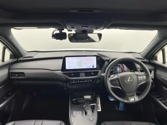レクサス ＵＸ 250h Fスポーツ 岡山県 2023(令5)年 2.6万km ホワイトノーヴァガラスフレーク サンルーフ/黒レザーシート/純正１２．３インチディスプレイオーディオ/（Bluetooth/フルセグTV/Car play/USB）/三眼ＬＥＤオートヘッドライト/オートハイビーム/プリクラッシュセーフティ/レーダークルーズコントロール/アラウンドビューモニター/ビルトインＥＴＣ２．０/ドライブレコーダー（前後）/シートヒーター（D/N）/ステアリングヒーター/オートブレーキホールド/ブラインドスポットモニター/パドルシフト/踏み間違い防止機能/横滑り防止装置/純正18インチアルミホイール/コーナーセンサー（前後）/プッシュスタート/スマートキー×2