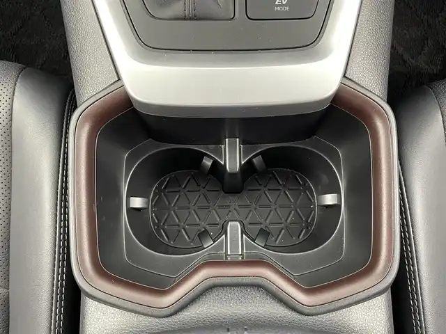トヨタ ＲＡＶ４ ハイブリッドG 大分県 2024(令6)年 2.2万km アティチュードブラックマイカ ワンオーナ/純正ディスプレイオーディオ/・ナビキット機能/・フルセグ再生可/サンルーフ/パノラミックビュー/電動リアゲート/ステアリングヒーター/D席パワーシート・ポジションメモリー/シートヒーター・ベンチレーション/Toyota Safety Sense/・プリクラッシュセーフティ/・レーンディパーチャーアラート/・レーダークルーズコントロール/・オートマチックハイビーム/・ロードサインアシスト/・ブラインドスポットモニター/純正ビルトインETC2.0/純正ドライブレコーダー/デジタルインナーミラー/保証書・取扱説明書