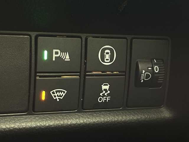 ホンダ フィット e:HEVリュクス 愛知県 2020(令2)年 4.8万km ルナシルバーM ／純正９インチナビ/／ＣＤ　ＤＶＤ　ＢＴ　ＳＤ　ＦＭ　ＡＭ/／フルセグＴＶ/／ホンダコネクト/／バックカメラ/／ETC/／ホンダセンシング/／アダプティブクルーズコントロール/／衝突被害軽減システム/／スマートキー/／スペアキー/／ハーフレザーシート/／前席シートヒーター/／ステアリングヒーター/／前後コーナーセンサー/／純正フロアマット/／電動パーキングブレーキ/／ドアバイザー/／LEDオートヘッドライト/／純正フォグランプ