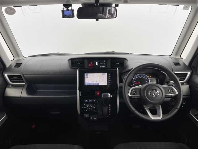 トヨタ ルーミー カスタムG 富山県 2022(令4)年 2.7万km パールホワイトⅢ 4WD/純正ナビ（AM/FM/DVD/BT/フルセグ）/バックカメラ/ドライブレコーダー/ETC/両側パワースライドドア/衝突被害軽減システム/レーダークルーズコントロール/レーンキープアシスト/コーナーセンサー/横滑り防止装置/アイドリングストップ/純正アルミホイール/純正フロアマット/オートLEDライト/オートホールド付電子パーキング/革巻きステアリング/ステアリングスイッチ/社外アルミホイール付冬タイヤ積載有/スマートキー/スペアキー