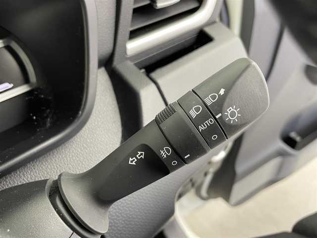 トヨタ ルーミー カスタムG 富山県 2022(令4)年 2.7万km パールホワイトⅢ 4WD/純正ナビ（AM/FM/DVD/BT/フルセグ）/バックカメラ/ドライブレコーダー/ETC/両側パワースライドドア/衝突被害軽減システム/レーダークルーズコントロール/レーンキープアシスト/コーナーセンサー/横滑り防止装置/アイドリングストップ/純正アルミホイール/純正フロアマット/オートLEDライト/オートホールド付電子パーキング/革巻きステアリング/ステアリングスイッチ/社外アルミホイール付冬タイヤ積載有/スマートキー/スペアキー