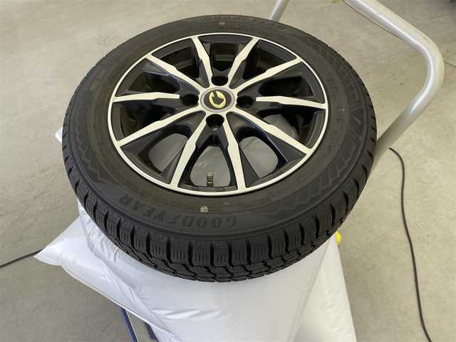 トヨタ ルーミー カスタムG 富山県 2022(令4)年 2.7万km パールホワイトⅢ 4WD/純正ナビ（AM/FM/DVD/BT/フルセグ）/バックカメラ/ドライブレコーダー/ETC/両側パワースライドドア/衝突被害軽減システム/レーダークルーズコントロール/レーンキープアシスト/コーナーセンサー/横滑り防止装置/アイドリングストップ/純正アルミホイール/純正フロアマット/オートLEDライト/オートホールド付電子パーキング/革巻きステアリング/ステアリングスイッチ/社外アルミホイール付冬タイヤ積載有/スマートキー/スペアキー