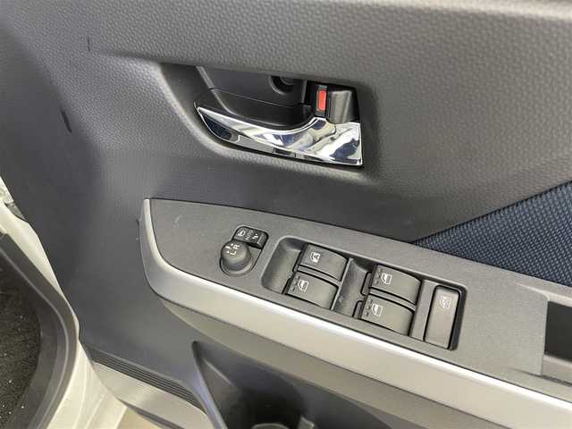 トヨタ ルーミー カスタムG 富山県 2022(令4)年 2.7万km パールホワイトⅢ 4WD/純正ナビ（AM/FM/DVD/BT/フルセグ）/バックカメラ/ドライブレコーダー/ETC/両側パワースライドドア/衝突被害軽減システム/レーダークルーズコントロール/レーンキープアシスト/コーナーセンサー/横滑り防止装置/アイドリングストップ/純正アルミホイール/純正フロアマット/オートLEDライト/オートホールド付電子パーキング/革巻きステアリング/ステアリングスイッチ/社外アルミホイール付冬タイヤ積載有/スマートキー/スペアキー