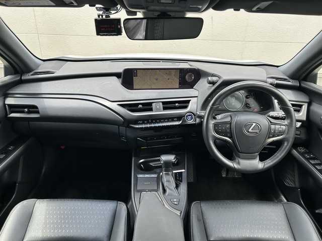レクサス ＵＸ 250h バージョンC 茨城県 2020(令2)年 5.2万km ソニッククォーツ 革巻きステアリング/ステアリングヒーター/ステアリングスイッチ/メーカーナビ/パノラミックビューカメラ/三眼LEDヘッドライト/BSM/レザーシート/パワーバックドア/レーダークルーズコントロール/レクサスセーフティセンス/シートヒーター/パワーメモリーシート/ETC