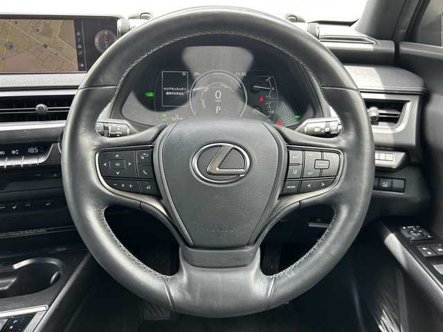レクサス ＵＸ 250h バージョンC 茨城県 2020(令2)年 5.2万km ソニッククォーツ 革巻きステアリング/ステアリングヒーター/ステアリングスイッチ/メーカーナビ/パノラミックビューカメラ/三眼LEDヘッドライト/BSM/レザーシート/パワーバックドア/レーダークルーズコントロール/レクサスセーフティセンス/シートヒーター/パワーメモリーシート/ETC