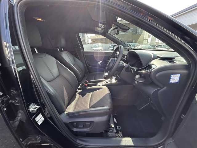トヨタ ヤリスクロス Z 愛知県 2023(令5)年 2.9万km ブラックマイカ 純正ナビ（AM/FM/BT/USB/MiraCast）/トヨタセーフティセンス/　・プリクラッシュセーフティー/　・レーントレーシングアシスト/　・クリアランスソナー/　・パーキングサポートブレーキ/　・ロードサインアシスト/　・先行車発進告知/ハーフレザーシート/ハンドルヒーター/シートヒーター/電動パーキングブレーキ/ブレーキホールド/前後ドライブレコーダー/ETC/ドライブモード選択/MT機能付き走行モード/type-c充電/取説/保証書