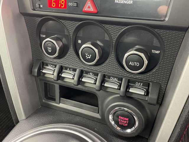 スバル ＢＲＺ S 群馬県 2012(平24)年 9.1万km サテンホワイトパール 純正ナビ　バックカメラ　フルセグＴＶ　ＥＴＣ　ドラレコ　ＬＥＤヘッドライト　オートライト　パドルシフト　純正アルミホイール　スマートキー　プッシュスタートボタン　衝突被害軽減ブレーキ　禁煙車