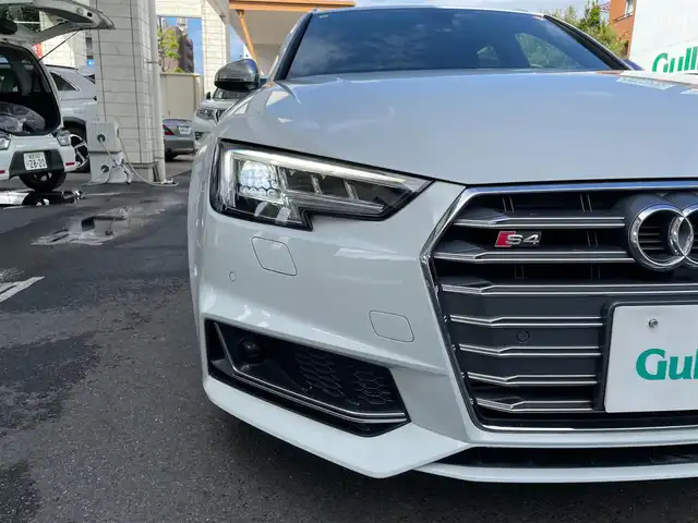 アウディ Ｓ４ アバント 東京都 2017(平29)年 3.2万km グレイシアホワイトメタリック ワンオーナー/Sロゴ入りアルカンターラコンビシート（黒）/　パワーシート（前席）/　シートヒーター（前席）/純正SDナビ/　フルセグTV BT WiFi DVD/CD AM/FM/サンルーフ/レーダークルーズコントロール/Sエンブレム入りティンブル革巻きステアリングホイール/　パドルシフト/　ステアリングスイッチ（オーディオ）/パーキングアシスト/純正LEDヘッドランプ/純正ドライブレコーダー（前後）/純正18インチアルミホイール/パワーバックドア/ISOFIX/アルミルーフレール/アルミドアミラー/ステンレス製ペダル/ディーラー記録簿 H30、R1、R2、R4、R5、R6/保証書＆取扱説明書