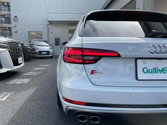 アウディ Ｓ４ アバント 東京都 2017(平29)年 3.2万km グレイシアホワイトメタリック ワンオーナー/Sロゴ入りアルカンターラコンビシート（黒）/　パワーシート（前席）/　シートヒーター（前席）/純正SDナビ/　フルセグTV BT WiFi DVD/CD AM/FM/サンルーフ/レーダークルーズコントロール/Sエンブレム入りティンブル革巻きステアリングホイール/　パドルシフト/　ステアリングスイッチ（オーディオ）/パーキングアシスト/純正LEDヘッドランプ/純正ドライブレコーダー（前後）/純正18インチアルミホイール/パワーバックドア/ISOFIX/アルミルーフレール/アルミドアミラー/ステンレス製ペダル/ディーラー記録簿 H30、R1、R2、R4、R5、R6/保証書＆取扱説明書