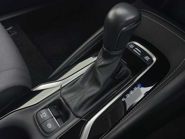 トヨタ カローラツーリング ハイブリッド G 秋田県 2022(令4)年 2.2万km プラチナホワイトパールマイカ ワンオーナー /４WD/純正ナビ【AM/FM/BT】　/フルセグＴＶ　/バックカメラ　/ＥＴＣ２．０　/フロントワイパーデアイサー　/横滑り防止装置　　/オートマチックハイビーム　/ライトレベライザー　/クリアランスソナー　/クルーズコントロール　/スマートキー/オートライト/ステアリングリモコン/オートホールド /自動パーキングブレーキ/電格ミラー/プッシュスタート /純正フロアマット/サイドバイザー /純正AW/ウィンカーミラー /コーナーセンサー /保証書/取扱説明書